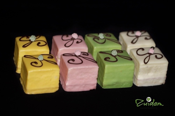 Cake petit four